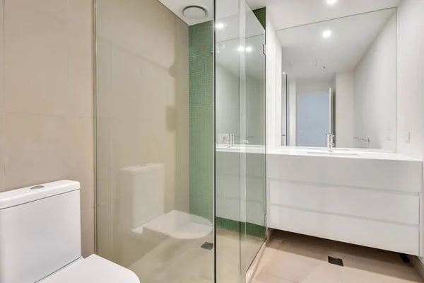 Minimalistyczne Wnętrze Łazienki Odcieniach Bieli Beżu Kabiną Prysznicową Toaletą Lustrem — Zdjęcie stockowe