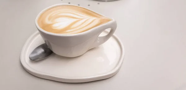 Ein Appetitanregender Latte Auf Einem Weißen Tisch — Stockfoto