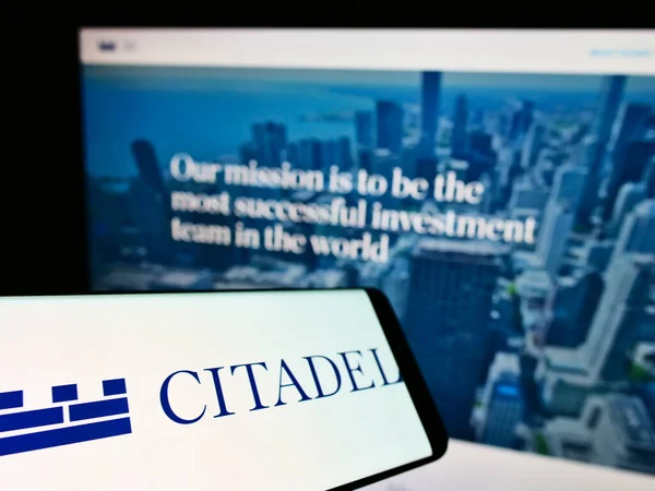 Stuttgart Germany 2021年3月3日 带有美国金融服务公司Citadel Llc标志的手机在网站前放映 专注于电话显示的中左方向 — 图库照片