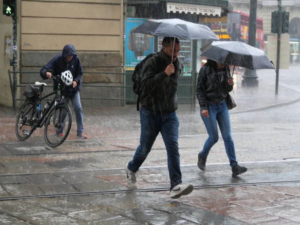 Turin Italien Juni 2019 Die Menschen Laufen Unter Sommerregen Turin — Stockfoto
