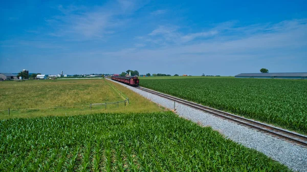 トーマス タンクエンジンが乗用車を牽引し ロンクスの美しい晴れた日に煙を吹いて — ストック写真