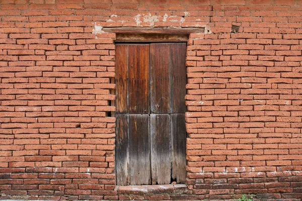 コピースペースと塗料の摩耗とアンティーク木製のドアのファサード — ストック写真