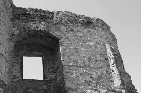 Ein Niedriger Winkel Graustufen Aufnahme Der Alten Steinernen Burgruine — Stockfoto