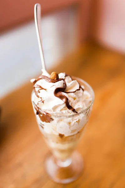 ガラスの中のおいしいチョコレートミルクシェイクの選択的な焦点 — ストック写真