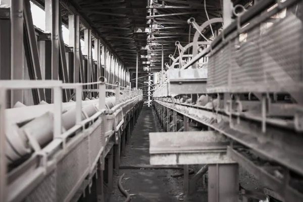 Ein Blick Auf Verlassene Flachbandförderer Der Schwerindustrie Schwarz Weiß Aufnahme — Stockfoto