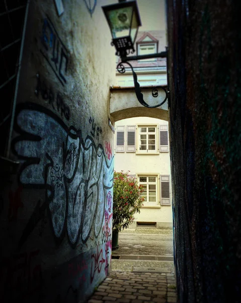 Freiburg Alemanha Agosto 2021 Tiro Vertical Beco Estreito Com Graffiti — Fotografia de Stock