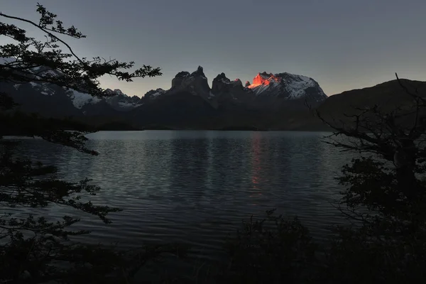 Solnedgång Vid Torres Del Paine Bergskedja Med Lago Pehoe Patagonien — Stockfoto