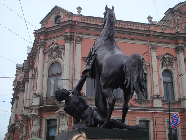 Скульптура Молодого Человека Приручающего Лошадь Аничковом Мосту Невском Проспекте — стоковое фото