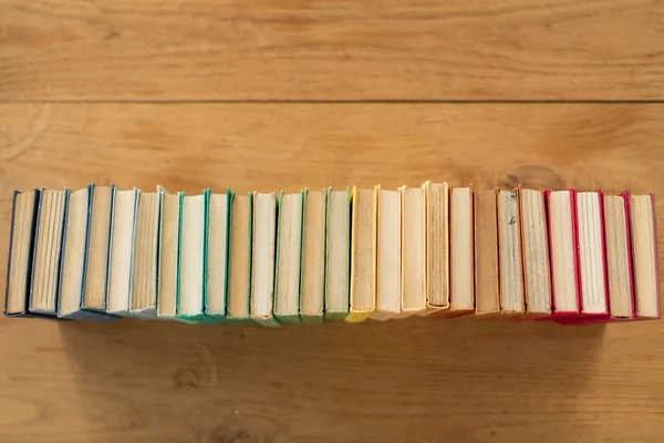 Ein Blick Von Oben Auf Gestapelte Bunte Bücher Auf Verschiedenen — Stockfoto