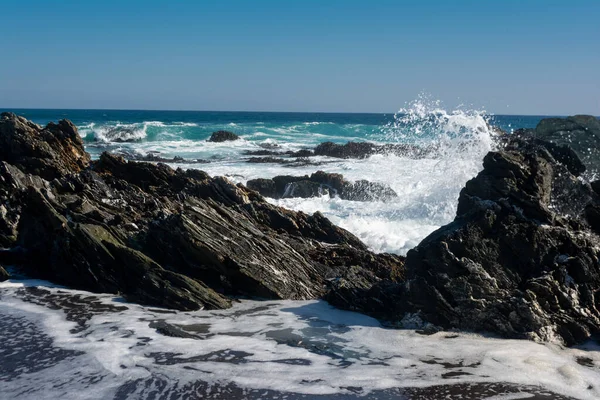 Detailní Záběr Mořských Vln Krásně Dotýkajících Skal — Stock fotografie