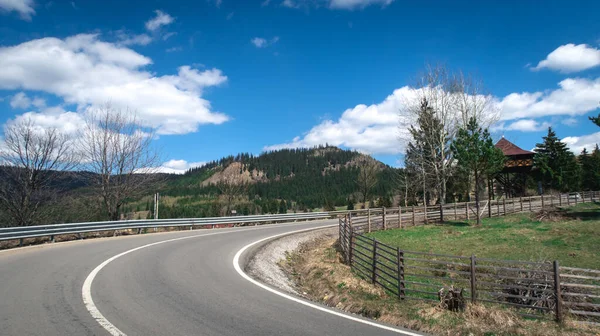 Camino Asfalto Vacío Través Las Montañas Bajo Cielo Nublado — Foto de Stock