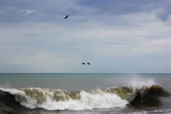 Uma Bela Paisagem Marinha Com Água Ondulada Sob Céu Nublado — Fotografia de Stock