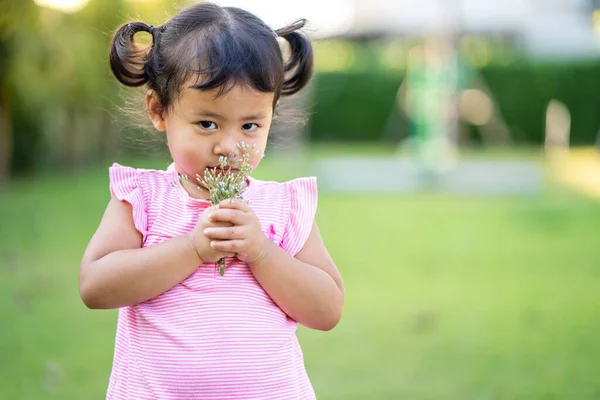 Een Ondiepe Focus Van Een Schattig Thais Kind Met Een — Stockfoto