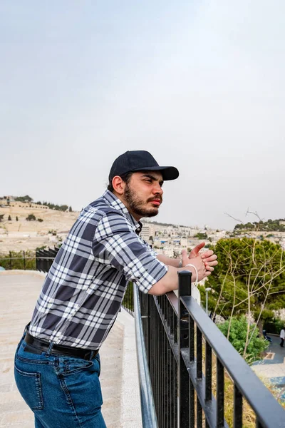 Plano Vertical Joven Atractivo Hombre Barbudo Oriente Medio Parado Sobre — Foto de Stock