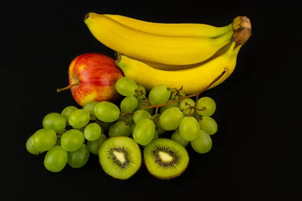 Close Fatias Frescas Kiwis Bananas Maçã Uvas Verdes Isoladas Fundo — Fotografia de Stock