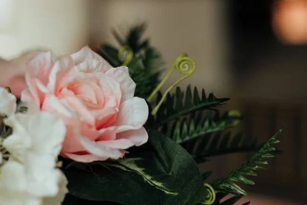 Een Selectieve Focus Shot Van Kunstbloemen — Stockfoto