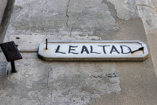 Niskokątne Ujęcie Znaku Lealatad Ścianie — Zdjęcie stockowe