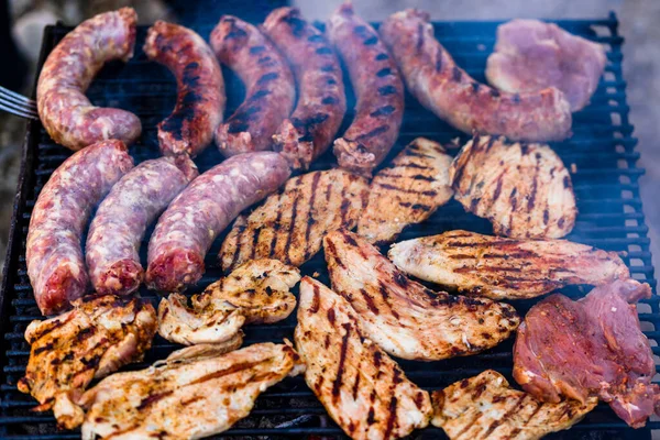 Salsichas Grelhar Suculentas Costeletas Porco Uma Grelha Carvão — Fotografia de Stock