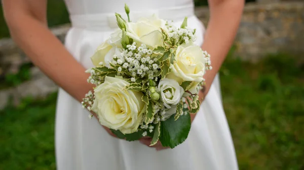 Eine Braut Mit Einem Schönen Brautstrauß — Stockfoto