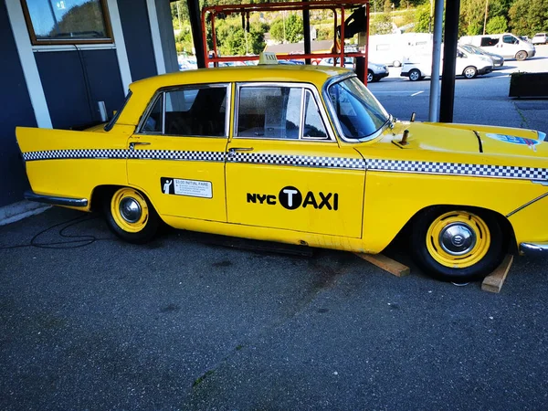 Táxi Amarelo Tradicional Área Estacionamento — Fotografia de Stock
