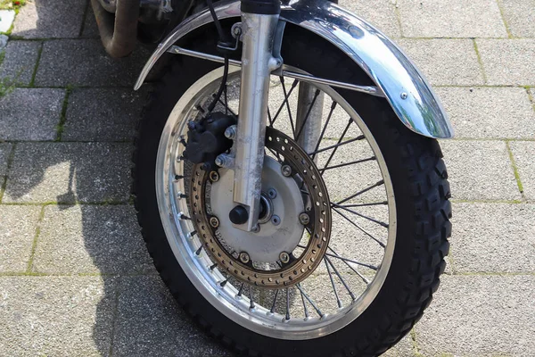 Tiro Close Uma Roda Dianteira Uma Motocicleta Velha Com Raios — Fotografia de Stock