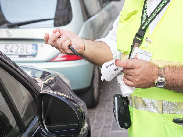 Lombardy Italia Agosto 2021 Asistente Estacionamiento Una Empresa Privada Subcontratada —  Fotos de Stock