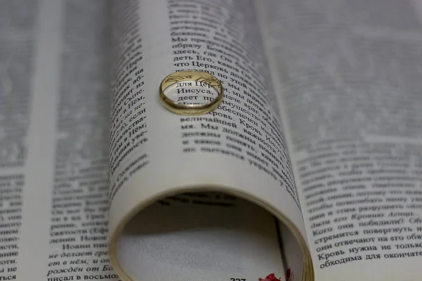 Egy Közelkép Egy Gyűrűről Egy Könyvön — Stock Fotó