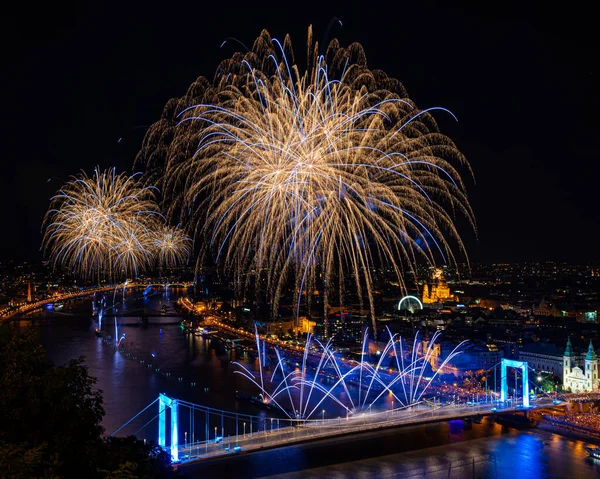 Budapest Magyarország 2021 Augusztus Éjszakai Tűzijáték Főváros Égboltján — Stock Fotó