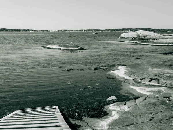 スウェーデン ヨーテボリのフィスケバックで朝の岩のビーチのグレースケール — ストック写真