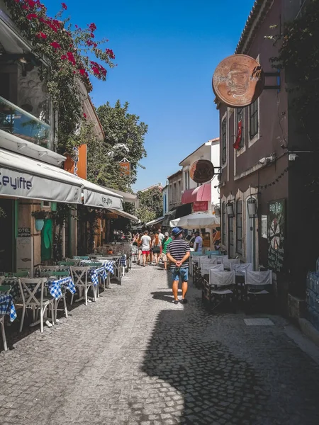 Izmir Turquia Agosto 2021 Uma Bela Rua Estreita Com Café — Fotografia de Stock
