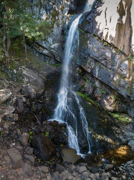 崖の上に流れる滝の垂直ショット — ストック写真