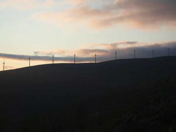 Obrázek Ukazuje Krajinu Siluet Větrných Turbín Při Západu Slunce Nad — Stock fotografie