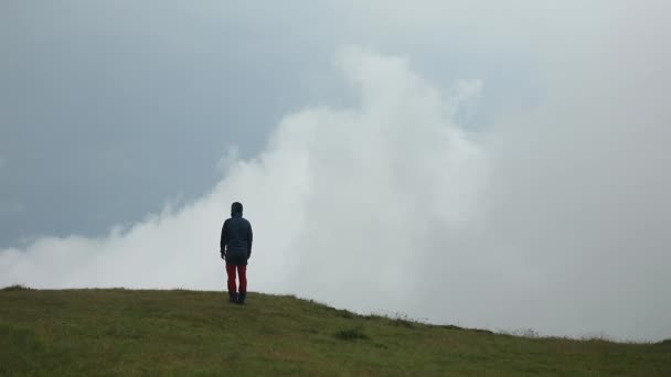 Junger Mann Wandert Auf Dem Gipfel Des Berges — Stockvideo