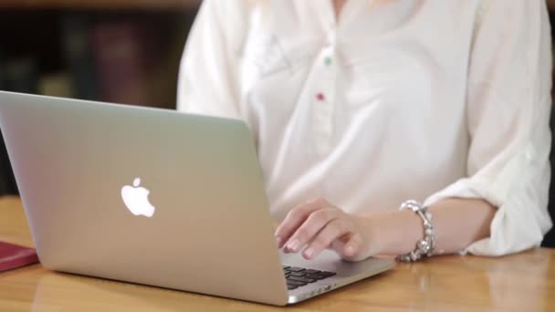 Close Das Mãos Uma Mulher Digitando Teclado Laptop — Vídeo de Stock