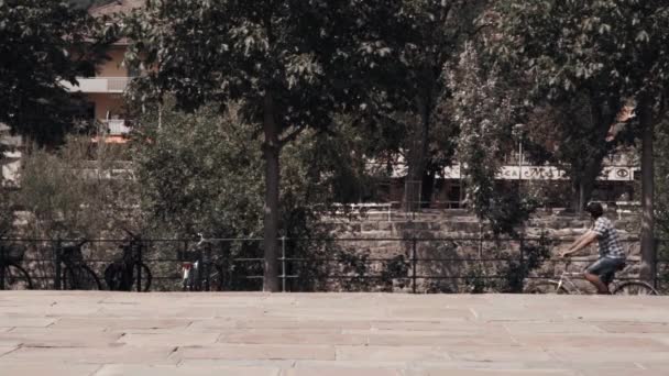 Emberek Séta Kerékpározás Városban Thr Nap Idő — Stock videók
