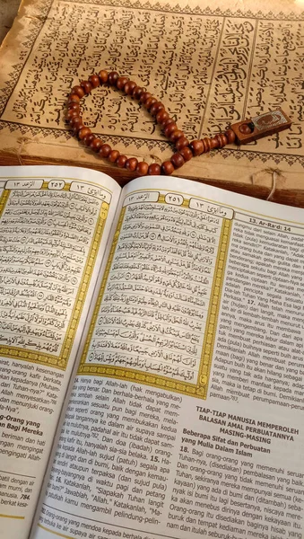 Gros Plan Vertical Perles Prière Sur Les Pages Ouvertes Coran — Photo