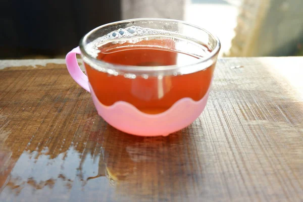 一杯自制的玫瑰茶在一张旧木桌上的特写 — 图库照片