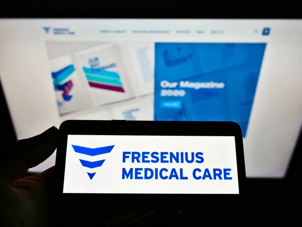 Stuttgart Germany Mar 2021 핸드폰을 독일의 Fresenius Medical Care 로고를 — 스톡 사진