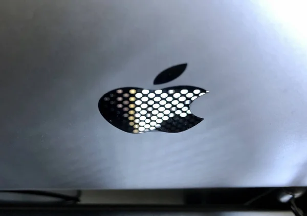 Berlín Alemania Junio 2020 Primer Plano Logotipo Apple Manchado Macbook — Foto de Stock