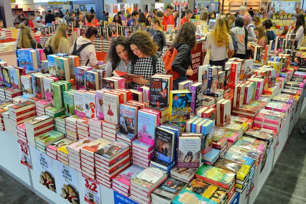 Turin Italien Mai 2019 Die Jungen Mädchen Umgeben Von Büchern — Stockfoto