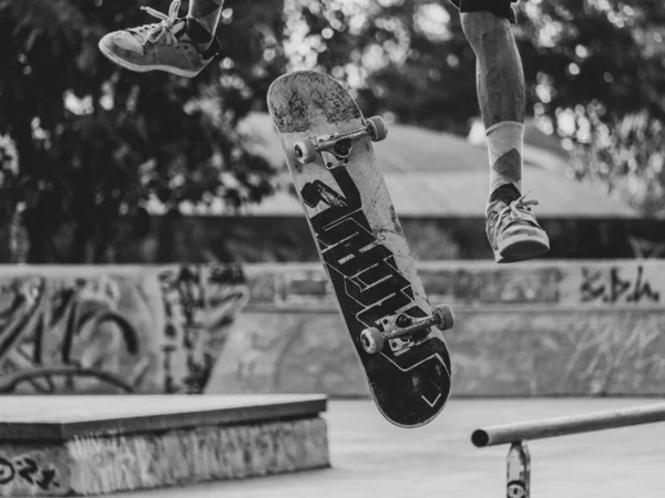 Grayscale Záběr Skateboardista Dělá Triky Skate Parku — Stock fotografie
