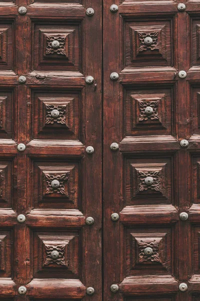 Une Vieille Porte Bois Avec Des Sculptures — Photo