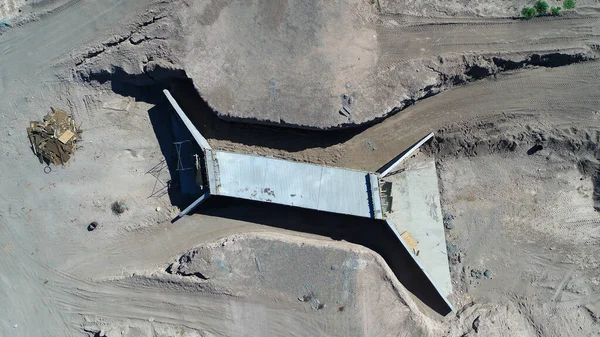 Uma Vista Aérea Canteiro Obras Com Uma Nova Ponte Sendo — Fotografia de Stock