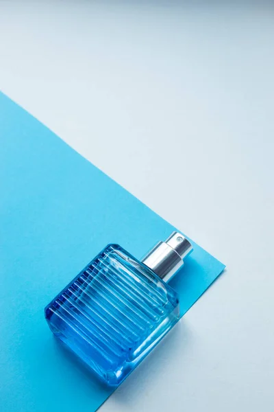 Pionowe Zbliżenie Niebieskiej Butelki Perfum Niebiesko Białym Tle — Zdjęcie stockowe