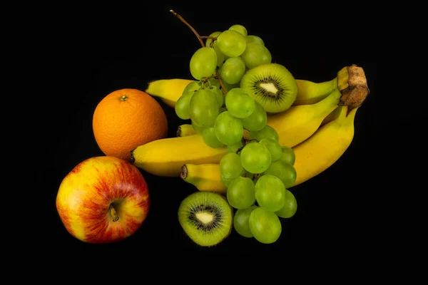 Tiro Close Kiwi Fatiado Bananas Maçã Uvas Laranja Isolado Fundo — Fotografia de Stock