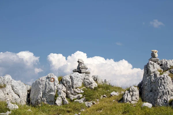Bellissimo Paesaggio Montagne Rocciose Ricoperte Muschio Sotto Cielo Nuvoloso — Foto Stock