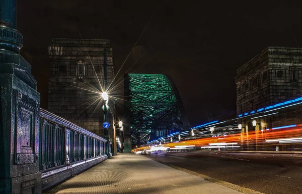 Una Vista Esterna Ponte Con Luci Verdi Durante Notte — Foto Stock