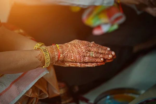 Las Manos Femeninas Uno Sobre Otro Con Mehndi — Foto de Stock