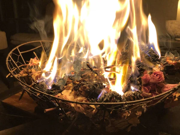 Eine Malerische Ansicht Von Blumen Die Einem Feuer Brennen — Stockfoto
