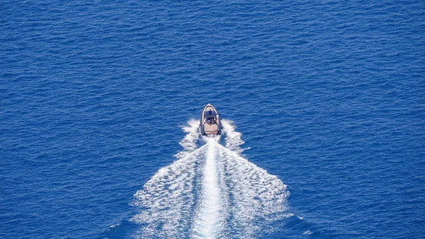 Una Barca Nel Mare Verde Limpido Durante Giorno — Foto Stock